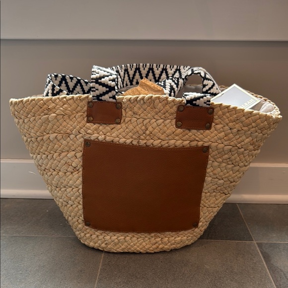 Shiraleah Handbags - Woven Straw Tote with Brown Leather Pocket